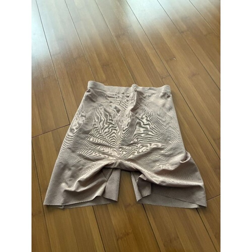 Skims mid-thigh women's seamless shaping shorts NWT Medium